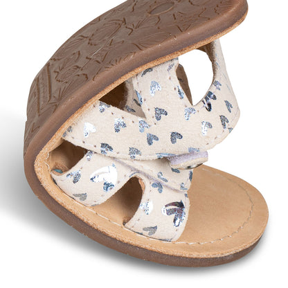 Sandalia barefoot piel arena con corazones - Chetto